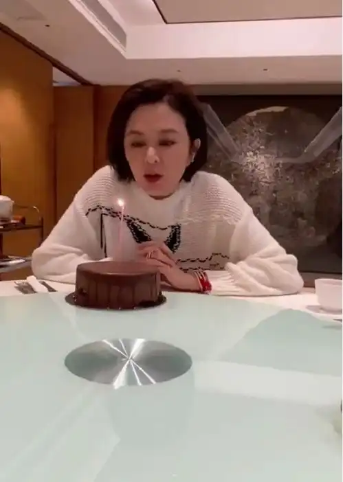关之琳58岁生日直播带货,一颦一笑让人着迷,却遭网友无情嘲讽
