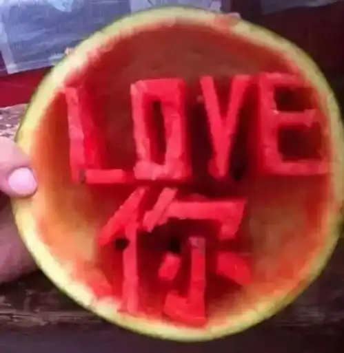 花雕师傅是这样吃西瓜的,真的是太厉害了
