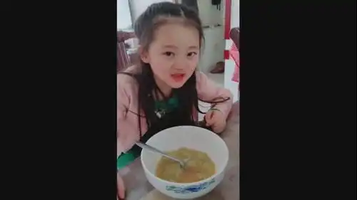 哥哥故意吃肉馋妹妹,接下来的一幕,可搞笑了

