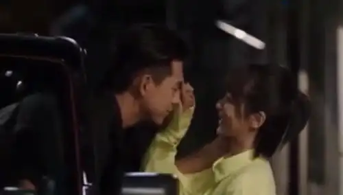 私下牵手不算啥,杨紫从后背抱住李现手放的位置让人沸腾了
