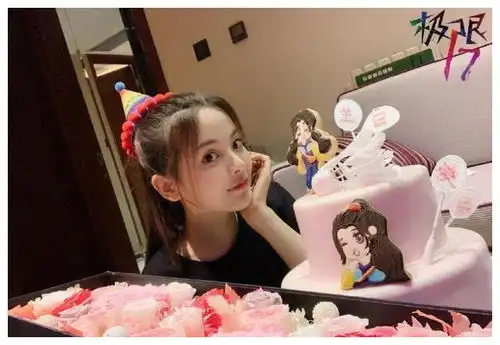 极限17好评如潮,杨超越转型之路顺利,走在火箭少女前沿
