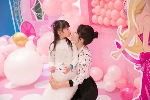 黄奕为女儿办派对庆祝6岁生日,现场布置梦幻,母女互动温馨有爱
