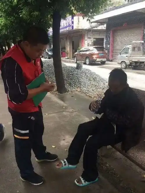 陕西老头看电视,突然指着一乞丐大喊这是我出国留学的儿子
