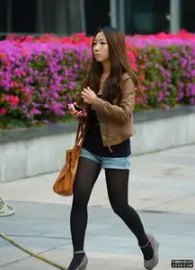 体育场街拍的黑丝裤袜美女
