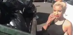搞笑gif趣图为了挣钱,这妹子也是蛮拼的

