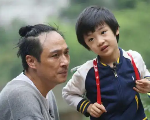 吴镇宇求助直播如何变现,儿子费曼搞笑留言让老爸滚
