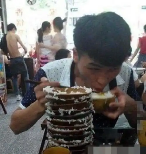搞笑gif趣图不仅握手还拉别人头发,这哥们真是连环套路啊
