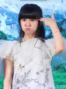 小彩旗卖萌搞怪与古力娜扎热聊心情好

