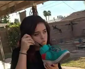 gif搞笑趣图妹子,穿裙子可要注意坐姿啊,不然可就尴尬了
