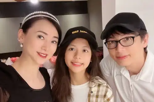 翁虹晒全家福为女儿庆生,14岁小水晶颜值好高,网友评很有混血感

