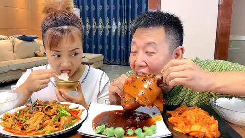 看到肉就要都吃没,也太馋了吧
