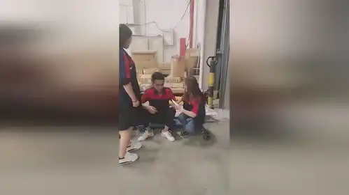 工厂小伙这样坐着,就能吸引美女,真是艳福不浅
