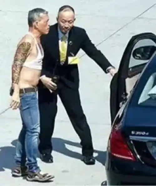 泰王玛哈到底有多风流六次结婚四度废妻,封一条狗当空军大元帅
