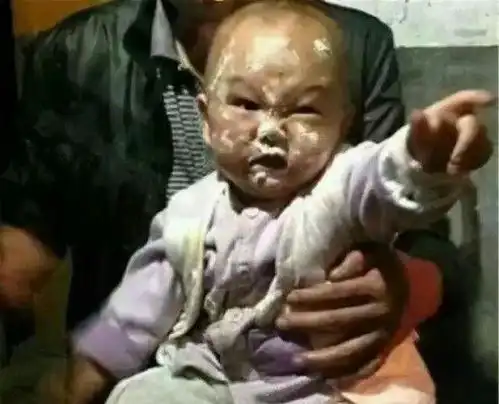 gif搞笑趣图妹子,衣服小了就换了吧,穿成这样就不觉得尴尬吗

