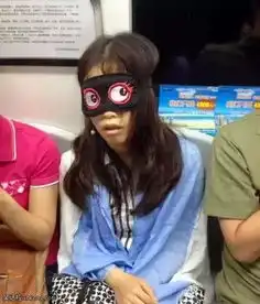 搞笑图片美女,是压着不舒服吧
