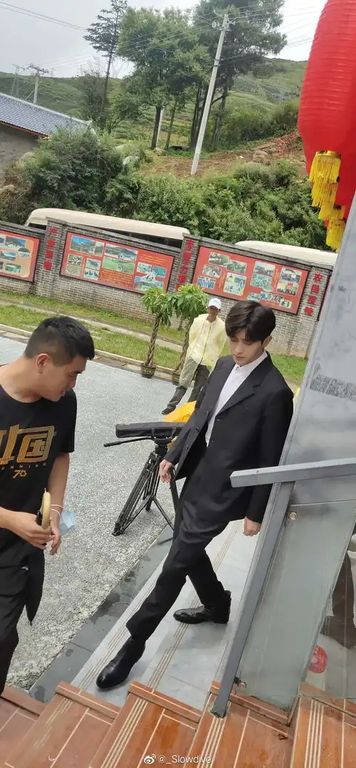 来看看蔡徐坤参加央视西昌心连心活动的路透图视频...
