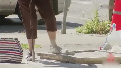国外恶搞路人帮老人拔出深陷水泥的脚,却惊现一只手,不可思议
