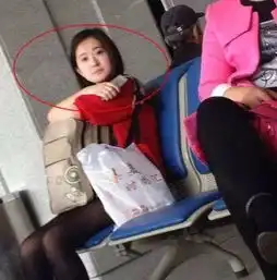 搞笑gif姑娘,尴尬不你这一下得赔多少钱
