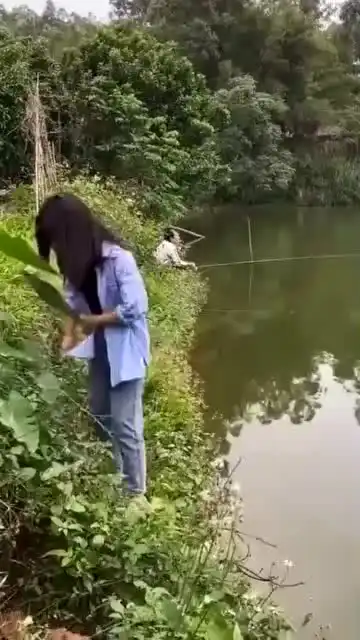 钓鱼趣事,妹子这把树枝插到河边,可把小哥坑坏了
