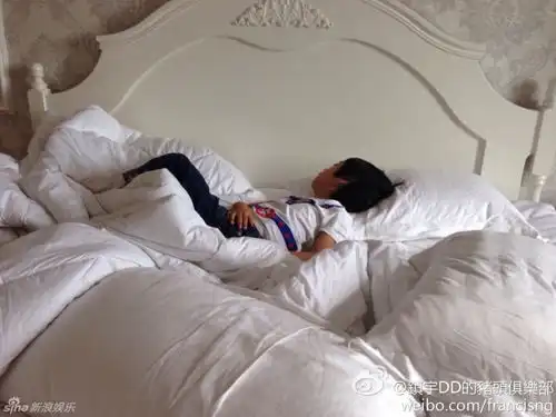 组图坑娃神爹吴镇宇恶搞费曼赖床照
