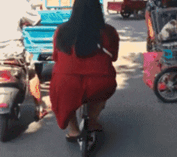搞笑gif心疼自行车,妹子你该减肥了
