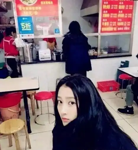 喜欢吃路边摊的朋友,说不定能遇到这几位大明星
