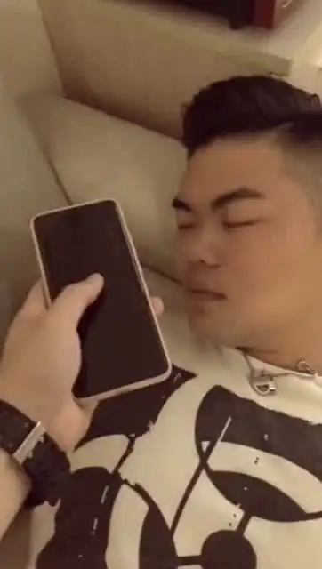 恶搞老公自己打脸,给他手上喷上泡沫,耳朵上放上蚊子声音
