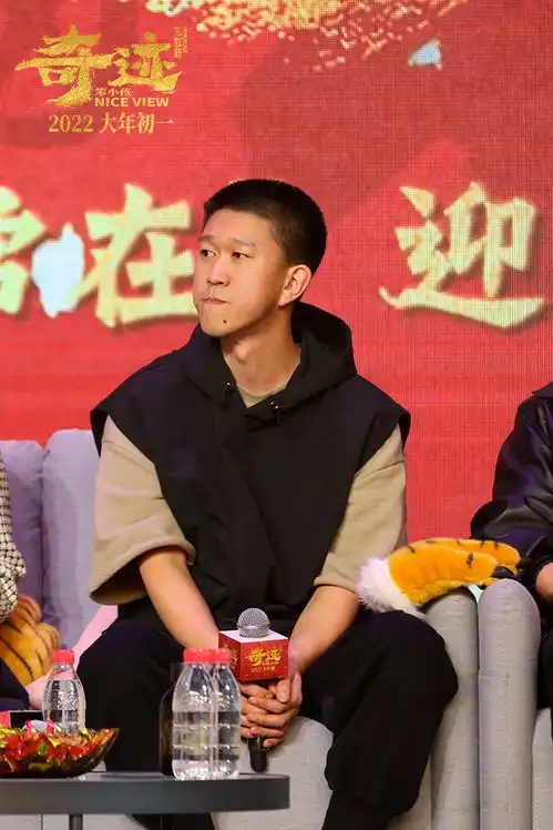 奇迹笨小孩云端年会致敬奋斗者易烊千玺领衔寄语新春
