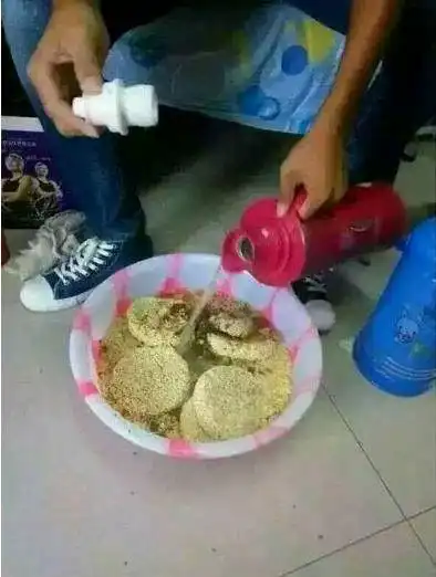 搞笑图片幽默段子笑话哥们,你确定能吃得下那么多吗哈哈
