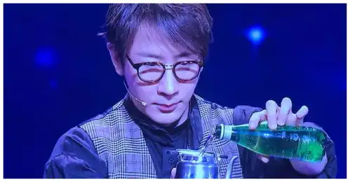 43岁刘谦罕见露面,戴渔夫帽弯腰驼背,走路缓慢,状态不佳像老头
