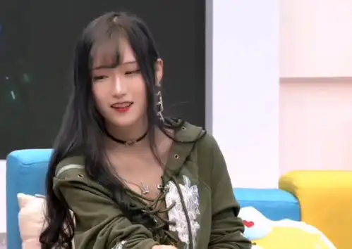 网友质疑主播腐团儿真人与照片差距大,曾靠美腿黑丝解说lpl走红
