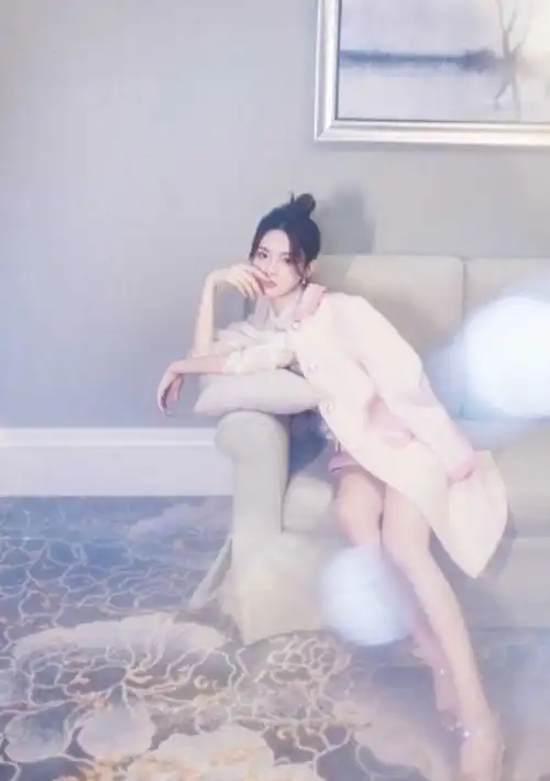 杨超越22岁庆生照,粉色夹克剪了2刀显个性,评论区的称呼引热议
