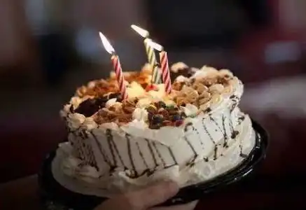 成年生日当天,坐在旁边的妹妹抢先吹灭了蜡烛我活不过十八岁许愿蛋糕刀叉网易订阅
