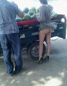 挑西瓜的妹纸
