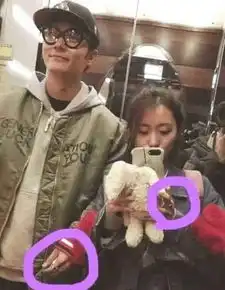 洪欣笑面如花,而另一个她看人家秀恩爱,心如刀割
