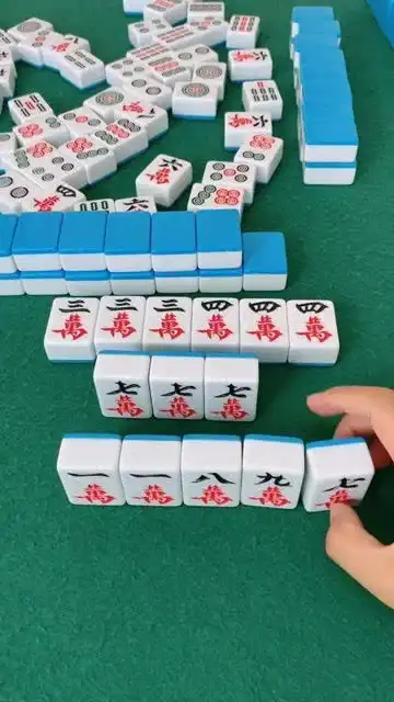后边的大姨看我打麻将都笑喷了,有什么好笑的
