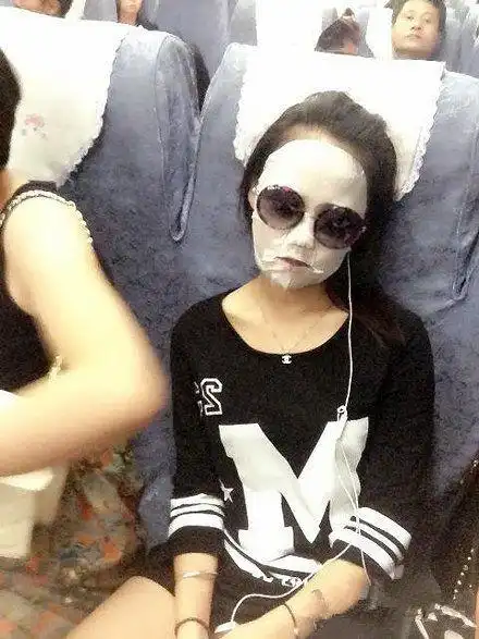 妹子,水都淹到这里了,你俩还有心思浪漫啊
