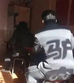 搞笑图片幽默段子笑话哥们,车门坏了就去修,这样绑着不安全
