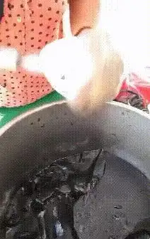 搞笑gif每到天冷的时候,我家的猫都会来到这里取暖
