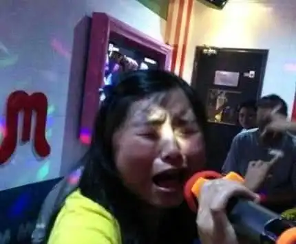 妹子,你这裤子造型实在是看不懂啊,你是图凉快呢还是个性呢
