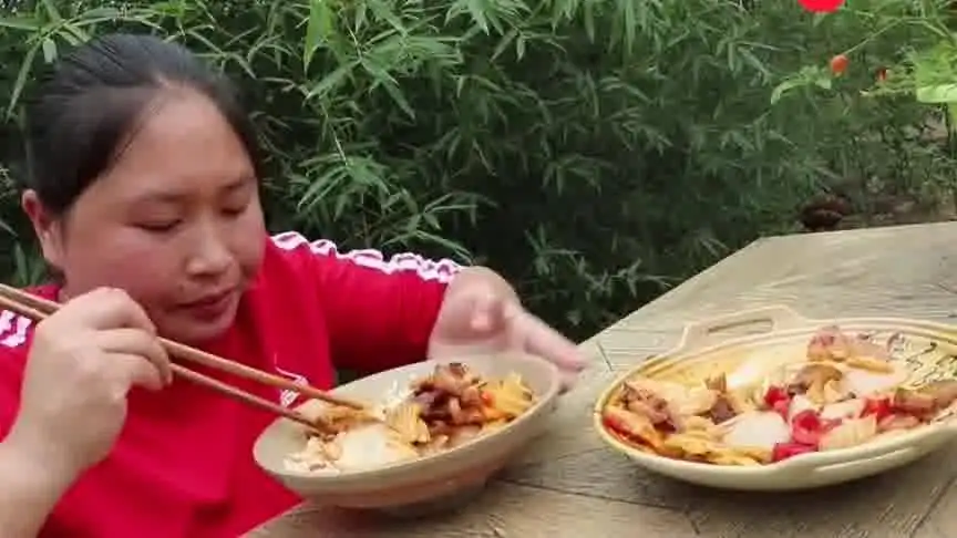 回锅肉这样吃也太馋人了,胖妹嘴馋搞新花样,这次算是过瘾了

