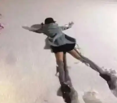 搞笑gif趣图南方的妹子,来到北方第一件事
