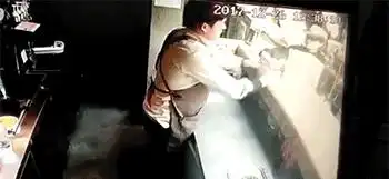 爆笑gif趣图大白天的跑我这偷人头来了
