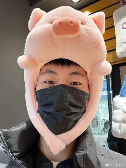 无独有偶韩旭张镇麟同晒搞怪照片前者小青蛙后者小猪头
