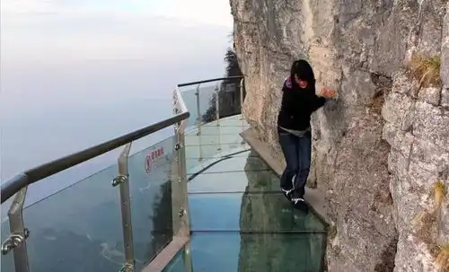少女的张家界天门山玻璃栈道旅行,直接在上面一字马
