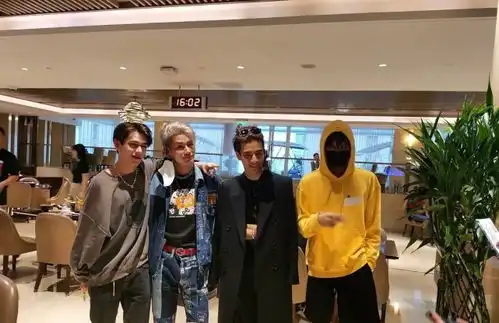 学员成团后首次机场,却被利路修抢尽风头,成功下岛被堵也能开心自拍
