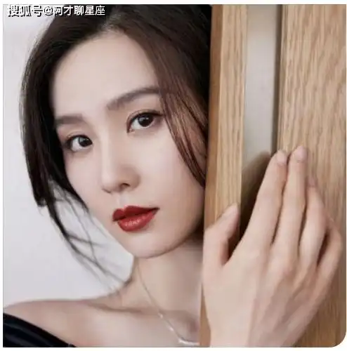 刘诗诗厦门出席活动,一字肩长裙的她高贵动人,如童话般的公主
