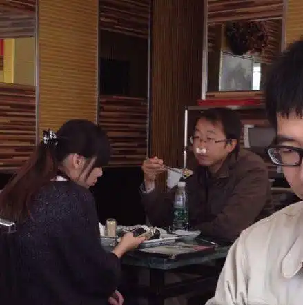 搞笑gif大哥你这绿帽子戴的真是太奇特了
