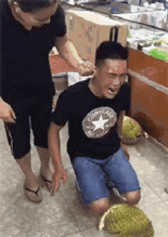 搞笑动态图gif不好,看来这位哥们娶的是一位母老虎啊
