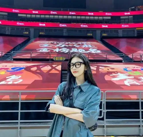 美女艺人与球星合影林书豪搞怪,郭艾伦略害羞还教王哲林跳舞
